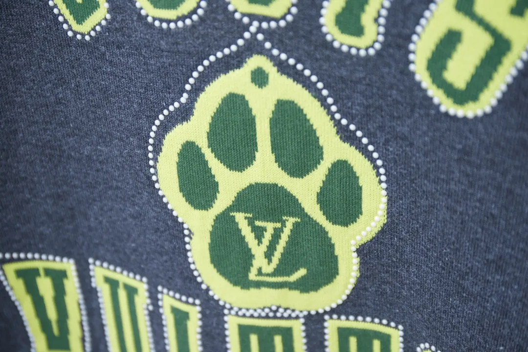 🅿️200 Louis LV 25ss spring and summer new style Intarsia pet series sole knitted short sleeves Light luxury essential item for daily commuting for men and women Correct version Welcome to compare Detailed features · High-viscosity cotton woolen fabric, high count cotton is added, dry and avoid stuffiness · Cute dog paw prints are used to highlight the Akebia style · Brilliant beading delicately depicts the edge of the pattern · Double-needle stitching across the seams · Original main mark, washed tag, brand moisture-proof paper packaging Color: Gray Size: S/M/L/XL